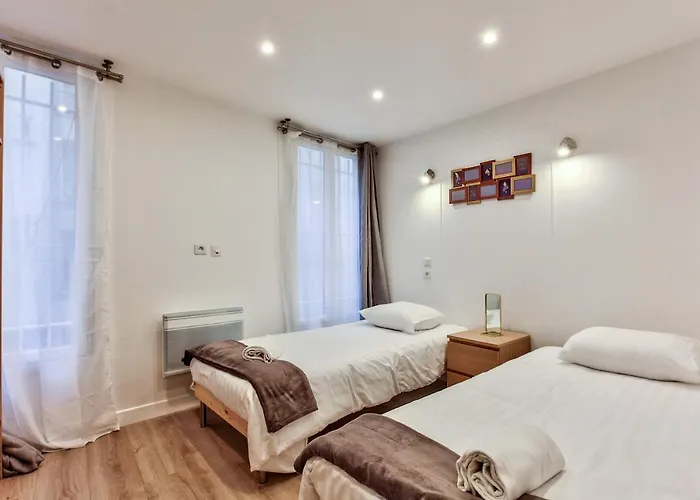 14 Luxury Flat Eiffel Design 1