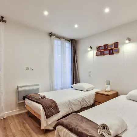 14 Luxury Flat Eiffel Design 1