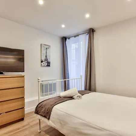 14 Luxury Flat Eiffel Design 1